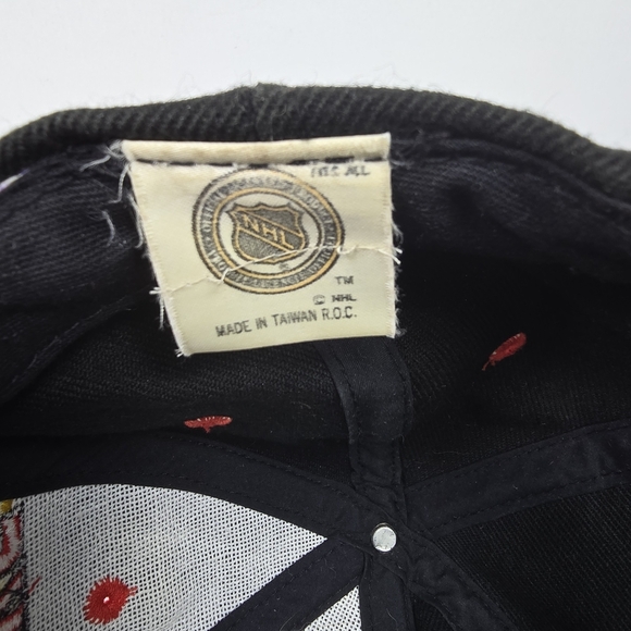 Vintage 90’s Logo Athletic Chicago Blackhawks NHL Big Spellout And Logo - Picture 5 of 11